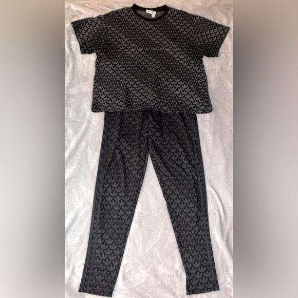 adidas Pants - Adidas Trefoil Leggings and Crop Top Set Black on Black Print